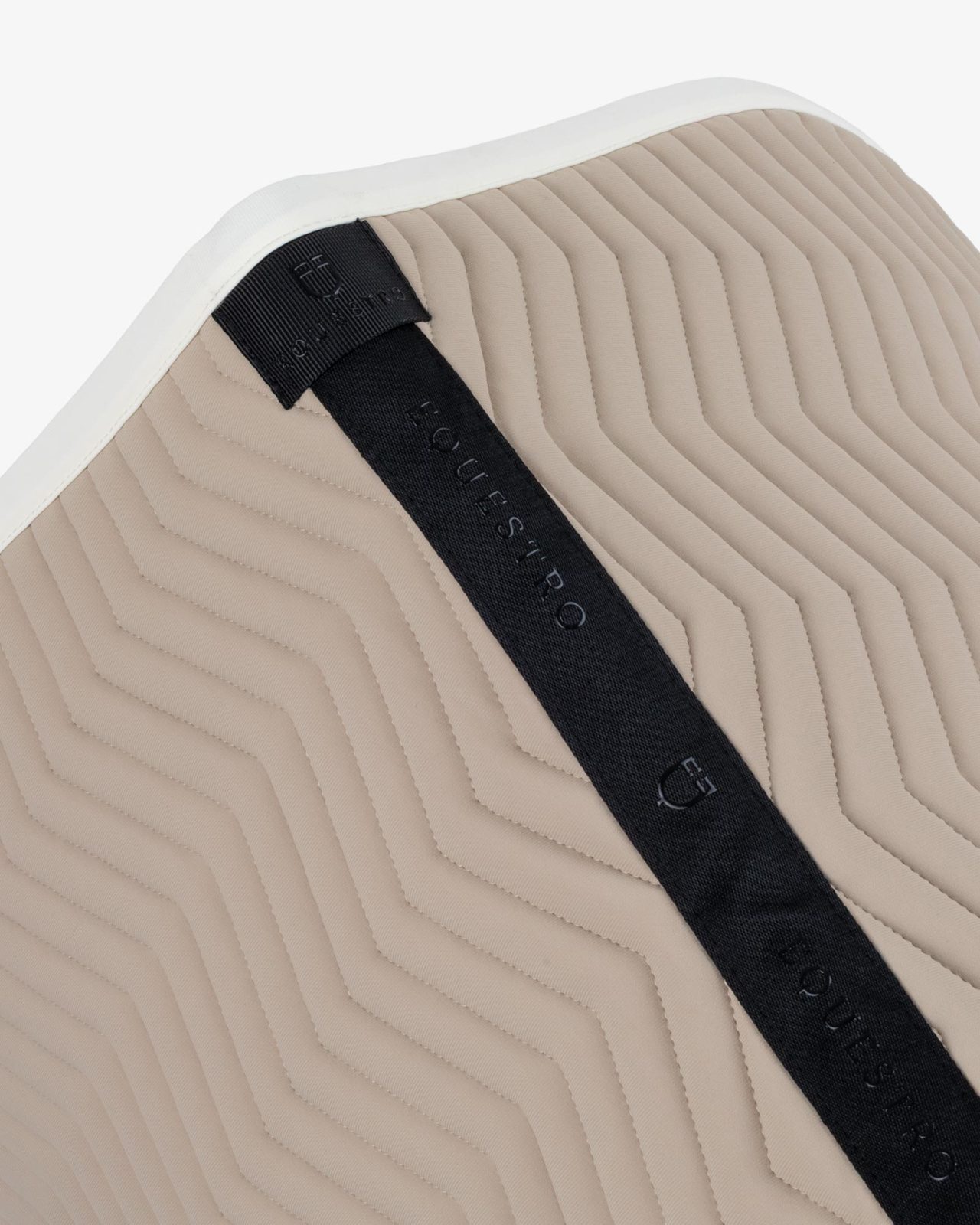 Jumping saddle pad with wave quilting