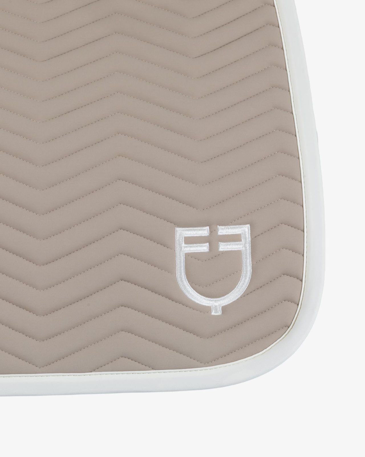 Jumping saddle pad with wave quilting