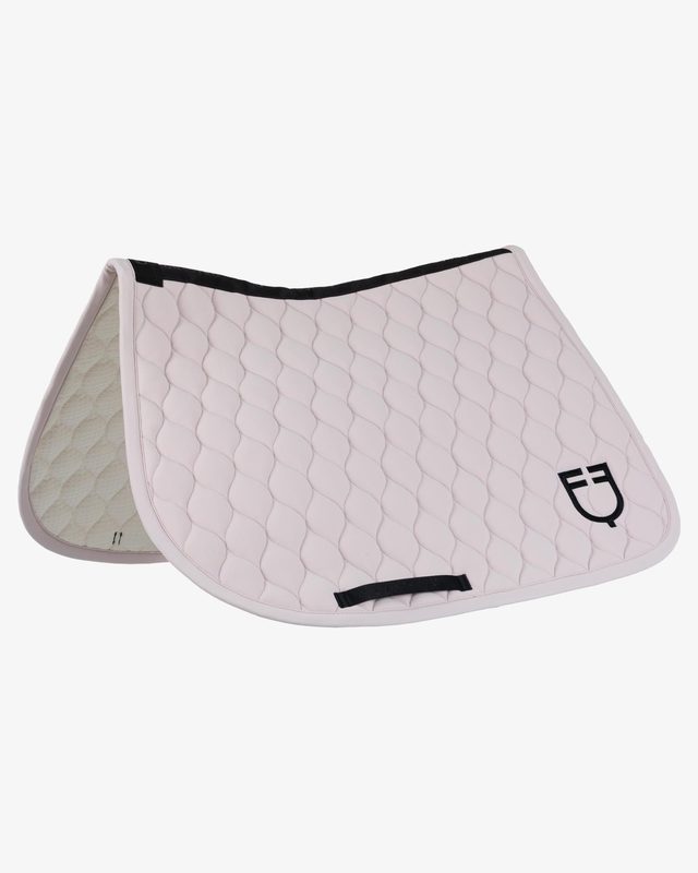 Jumping saddle pad with onion quilting