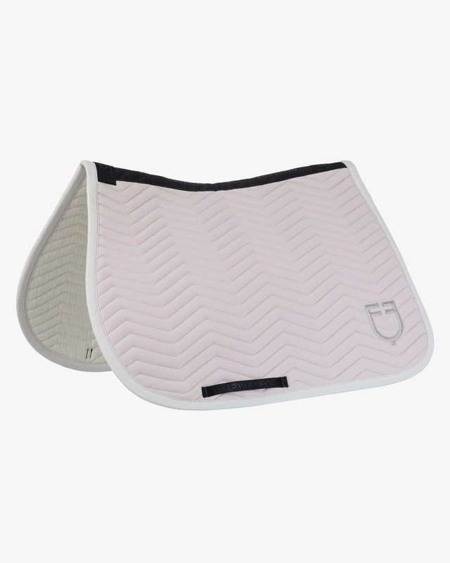Jumping saddle pad with wave quilting