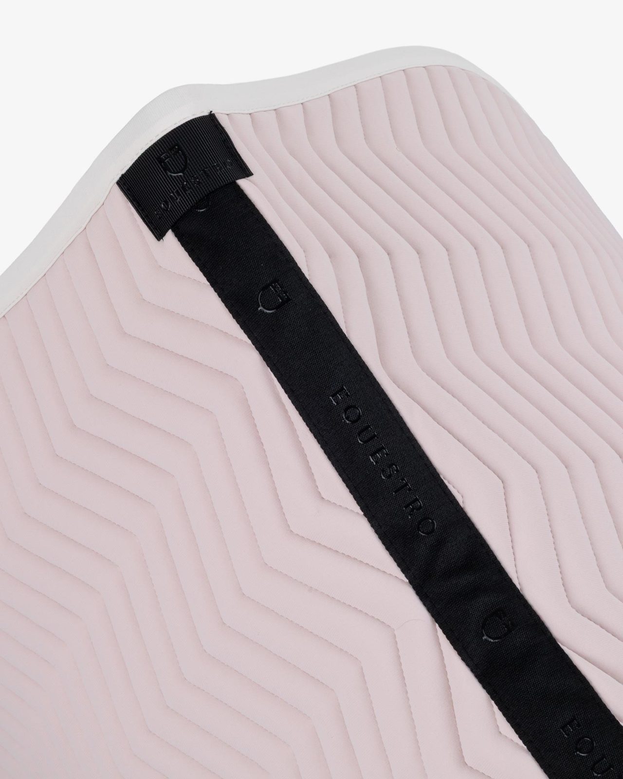 Jumping saddle pad with wave quilting