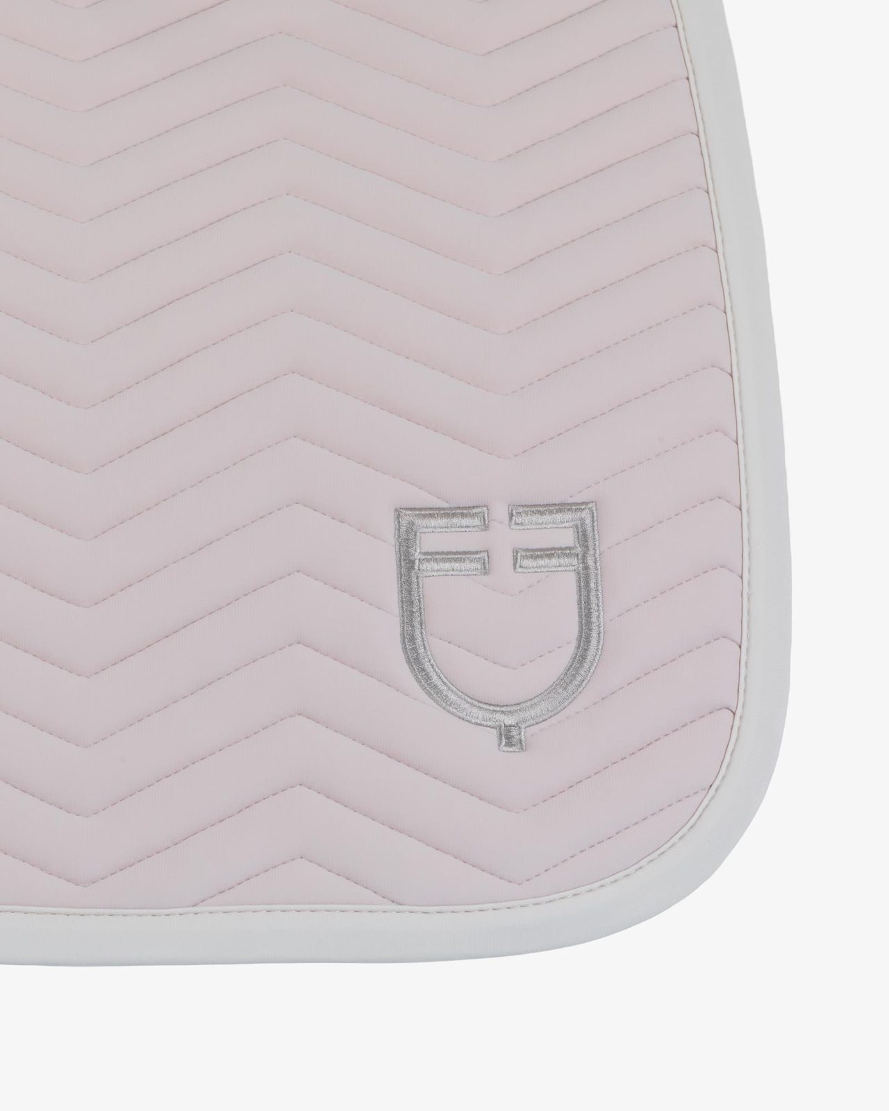 Jumping saddle pad with wave quilting