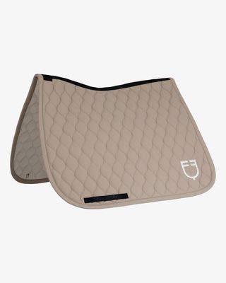 Dressage saddle pad with onion quilting