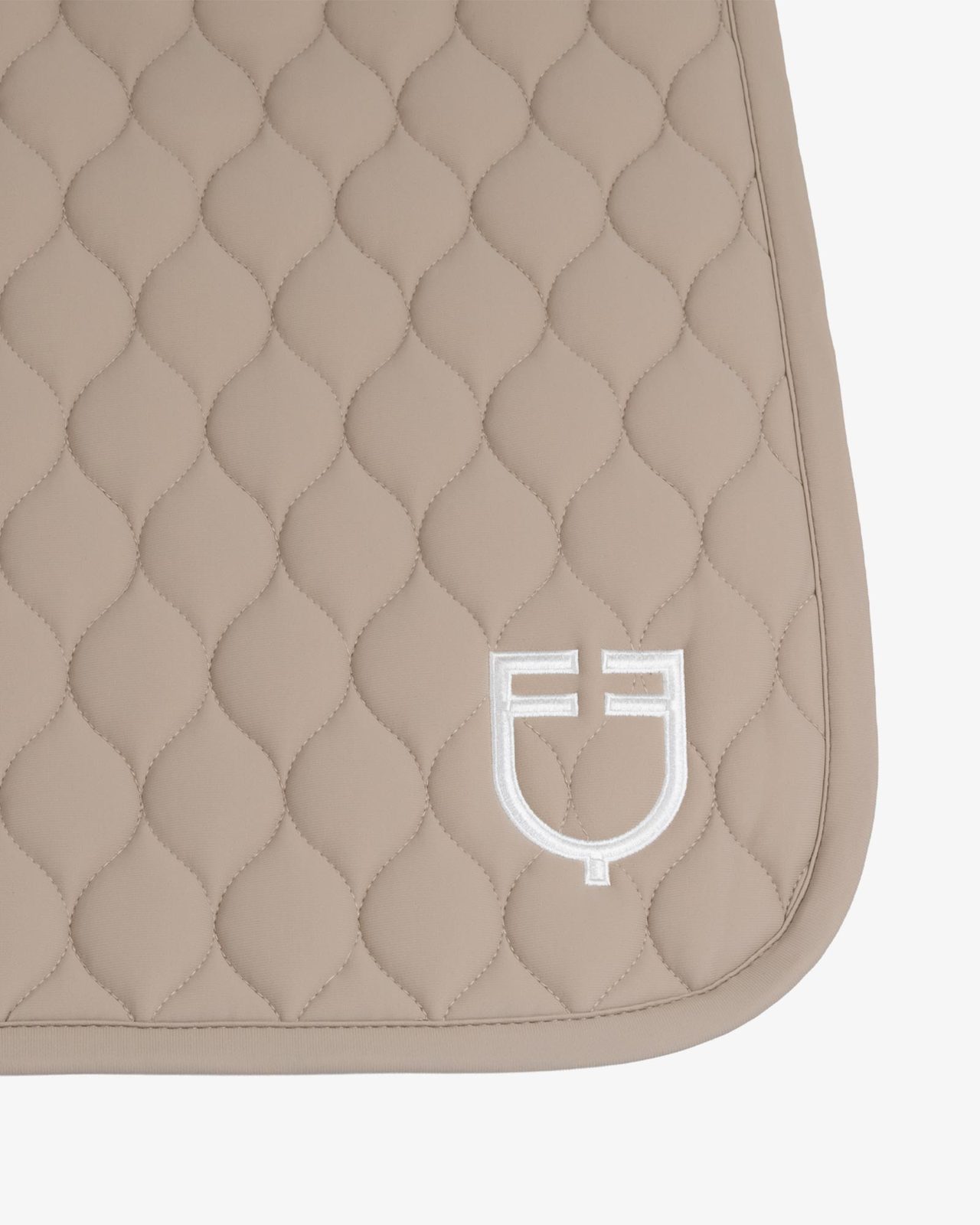 Dressage saddle pad with onion quilting