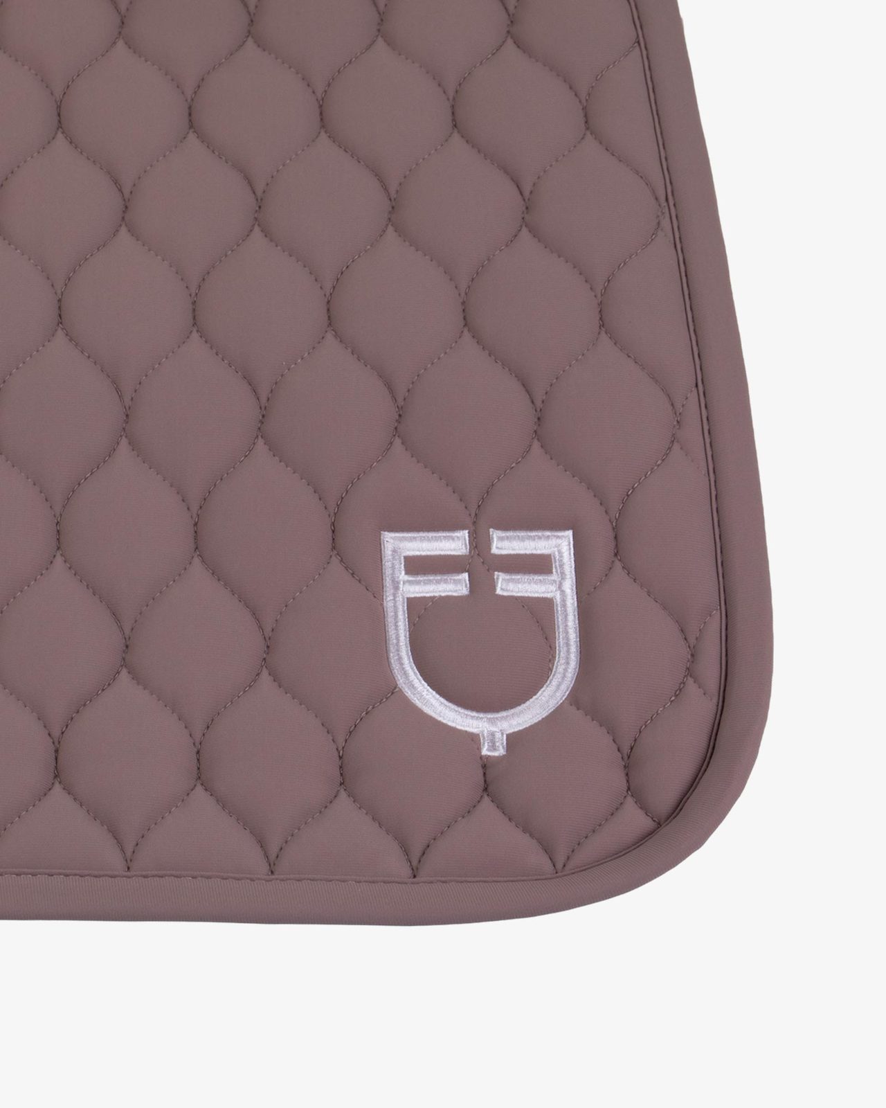 Jumping saddle pad with onion quilting