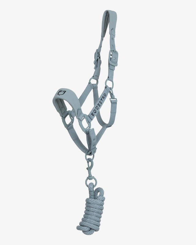 Technical halter with double adjustment and rubber-coated buckles