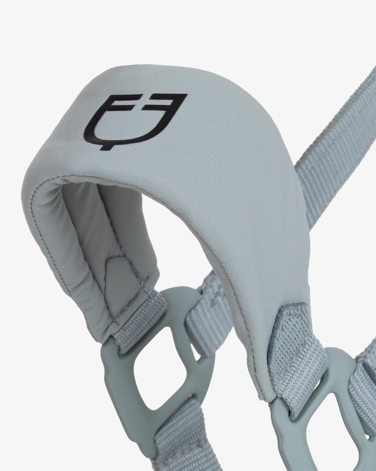Technical halter with double adjustment and rubber-coated buckles
