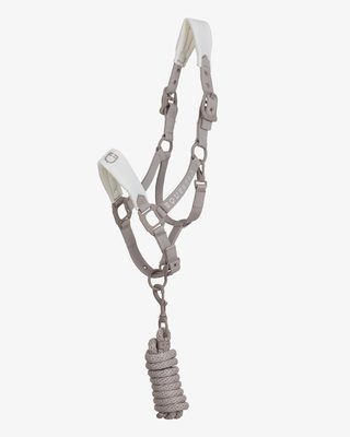 Technical halter with double adjustment and rubber-coated buckles