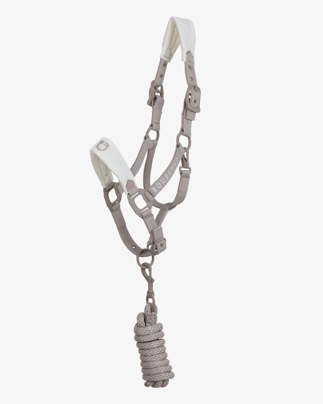 Technical halter with double adjustment and rubber-coated buckles