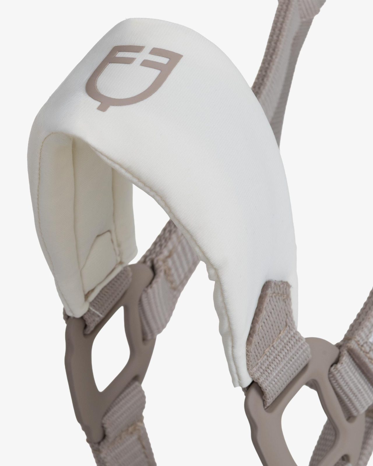 Technical halter with double adjustment and rubber-coated buckles