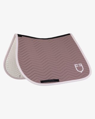 Jumping saddle pad with wave quilting