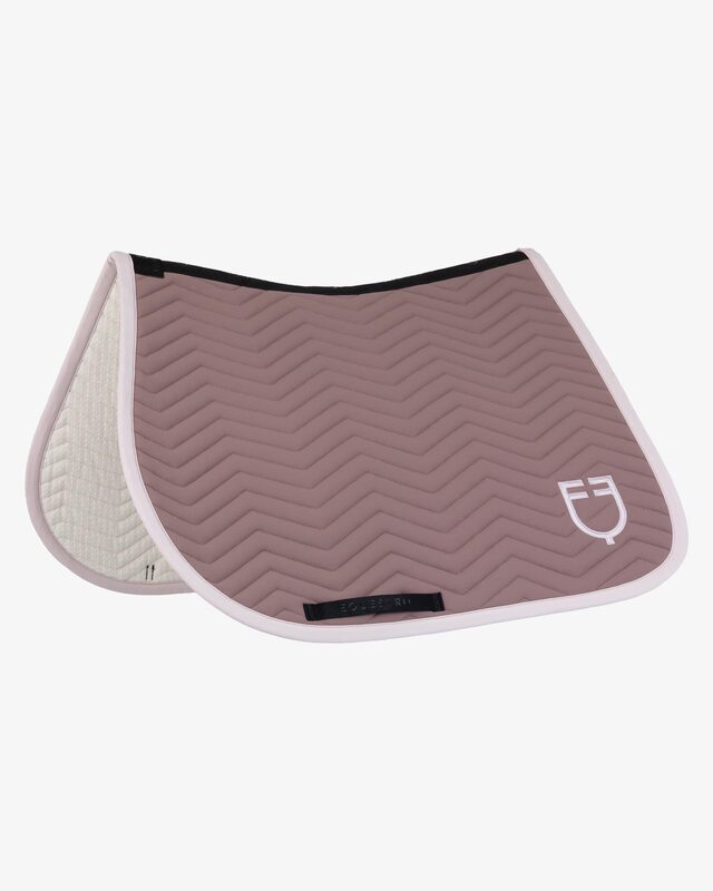 Jumping saddle pad with wave quilting