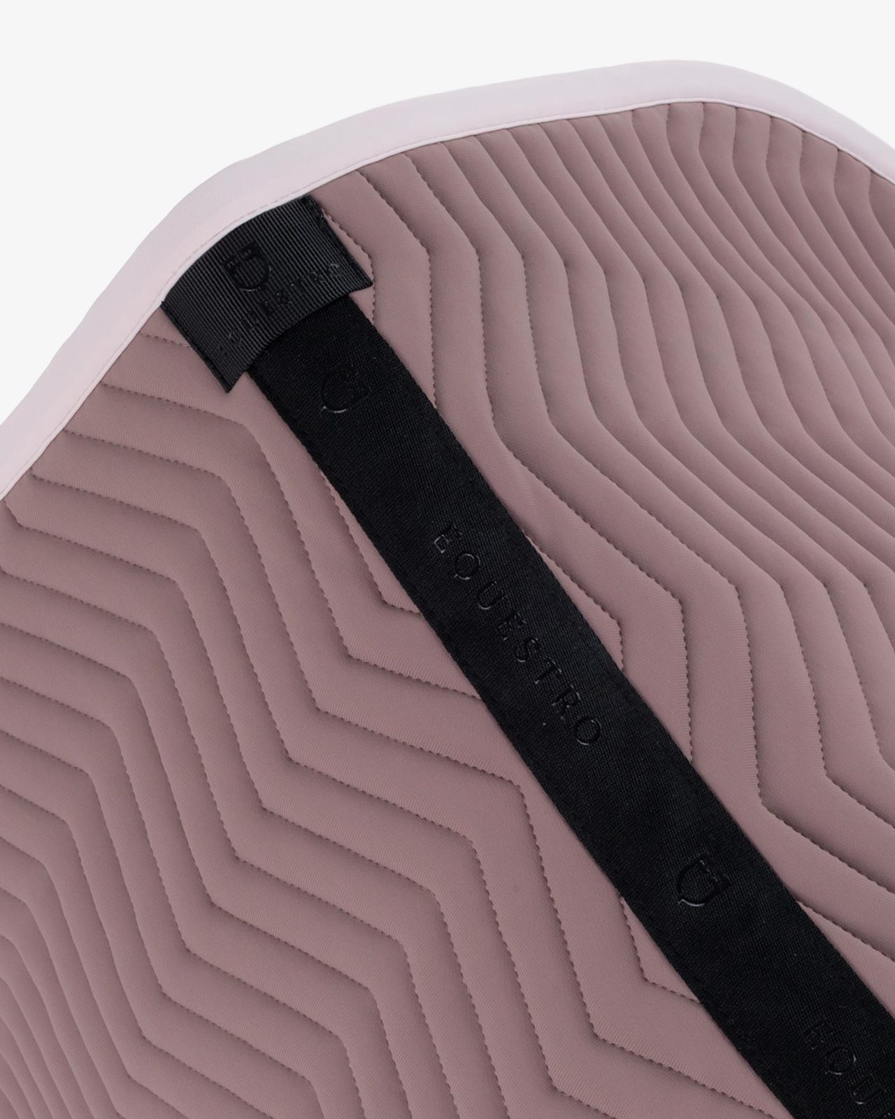 Jumping saddle pad with wave quilting