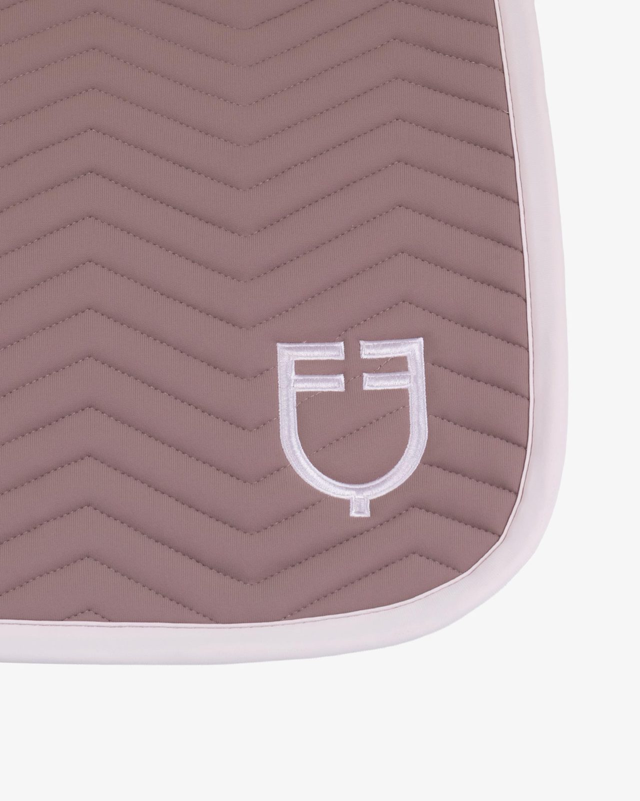 Jumping saddle pad with wave quilting