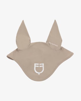 Technical fly veil with contrasting logo