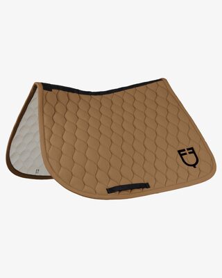 Jumping saddle pad with onion quilting