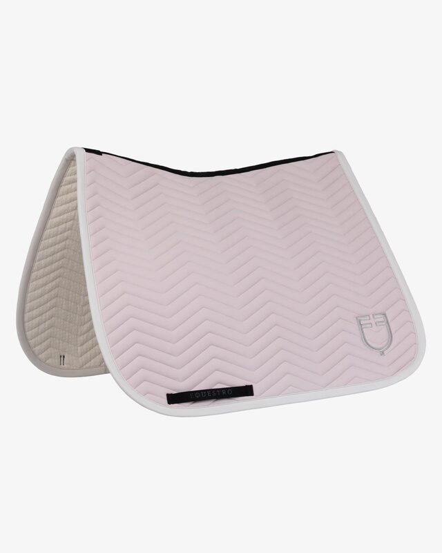 Dressage saddle pad with wave quilting